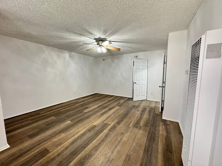 6736 Cleon Ave — Photo 10