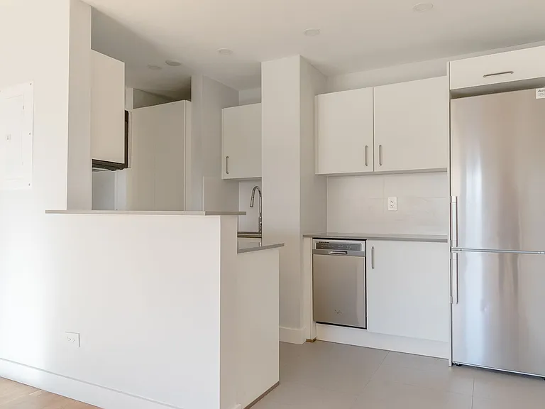 111 Lawton Blvd — Photo 24