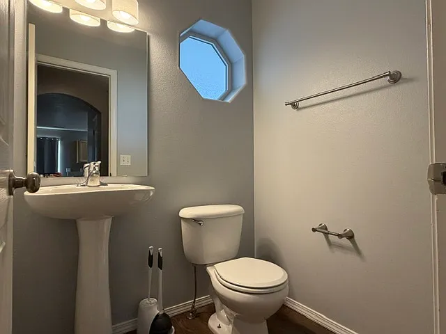4 bed, 2.5 bath, 2176 sqft, $2,850 — Photo 4