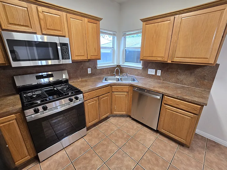 1604 Singleton Ave — Photo 8