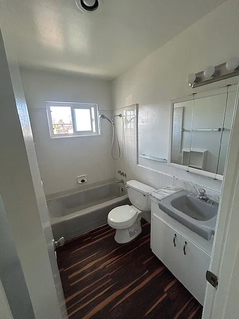 Aristocrat Apartments — Photo 4