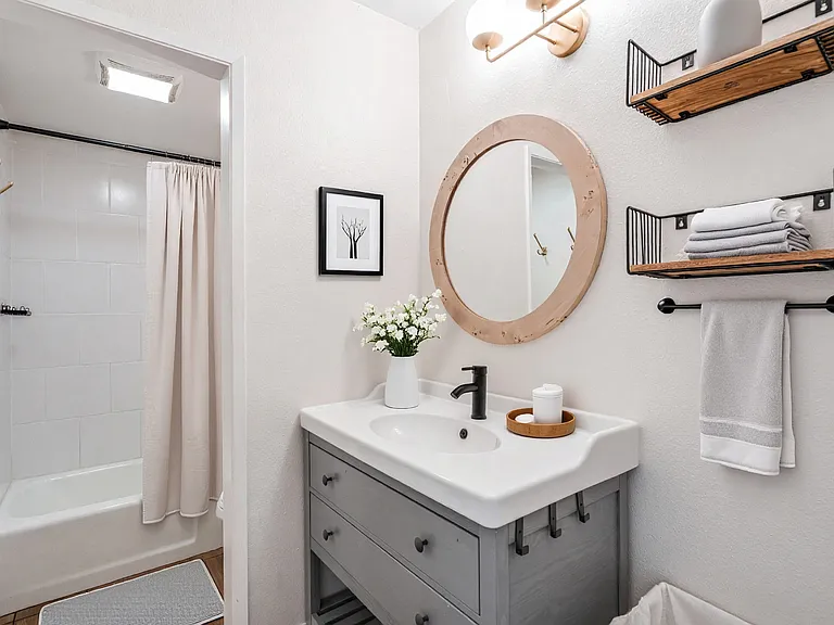 Shared bathroom for those in Bedrooms 1 & 2