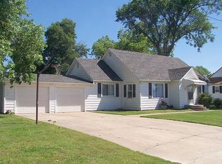 1023 Walnut St, Chetopa, KS 67336