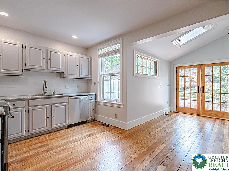 239 E Church St — Photo 12