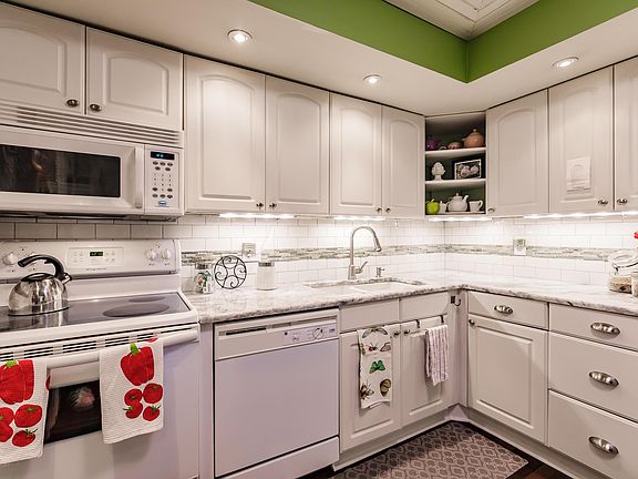 3rd image of 101 Greenbrier A
