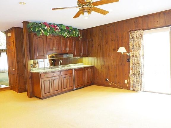 Family room with wet bar