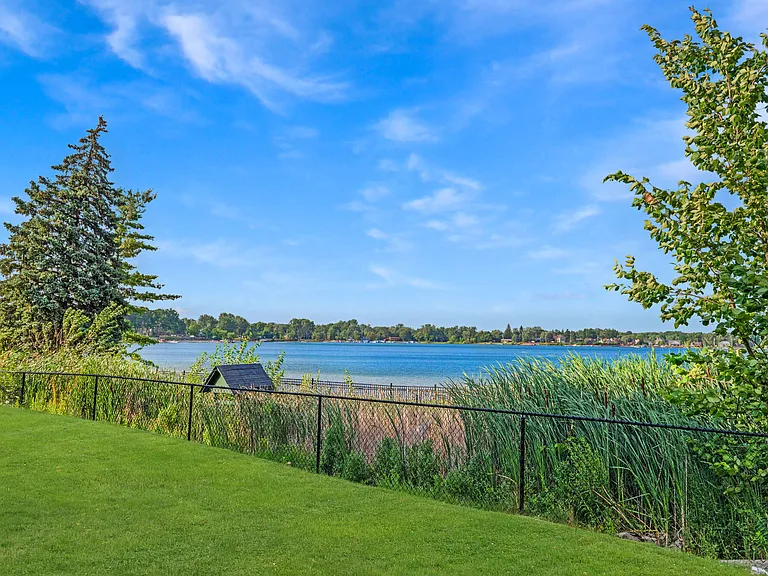 Elizabeth Lake Estates — Photo 15