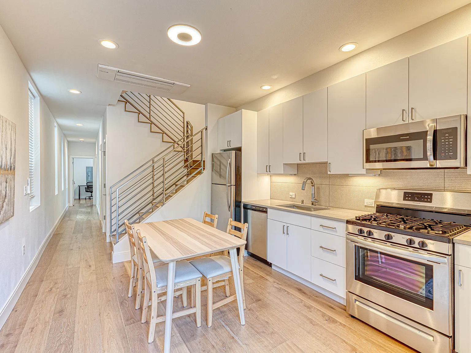 1213 E James Ct — Photo 3