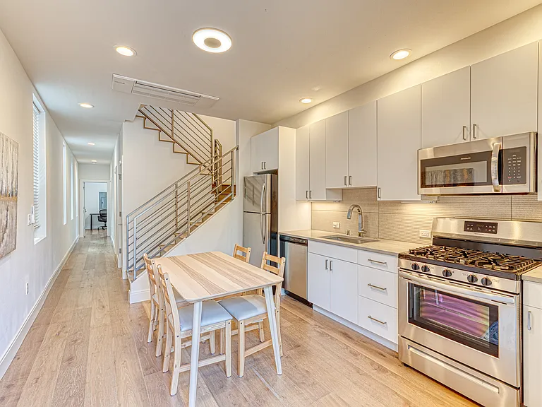 1213 E James Ct — Photo 3