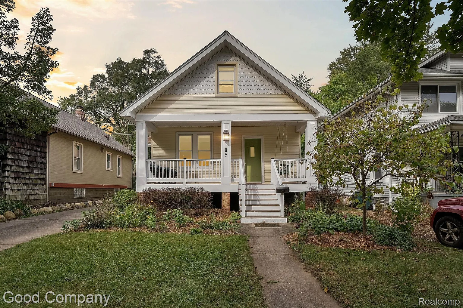 577 Laprairie St photo 1
