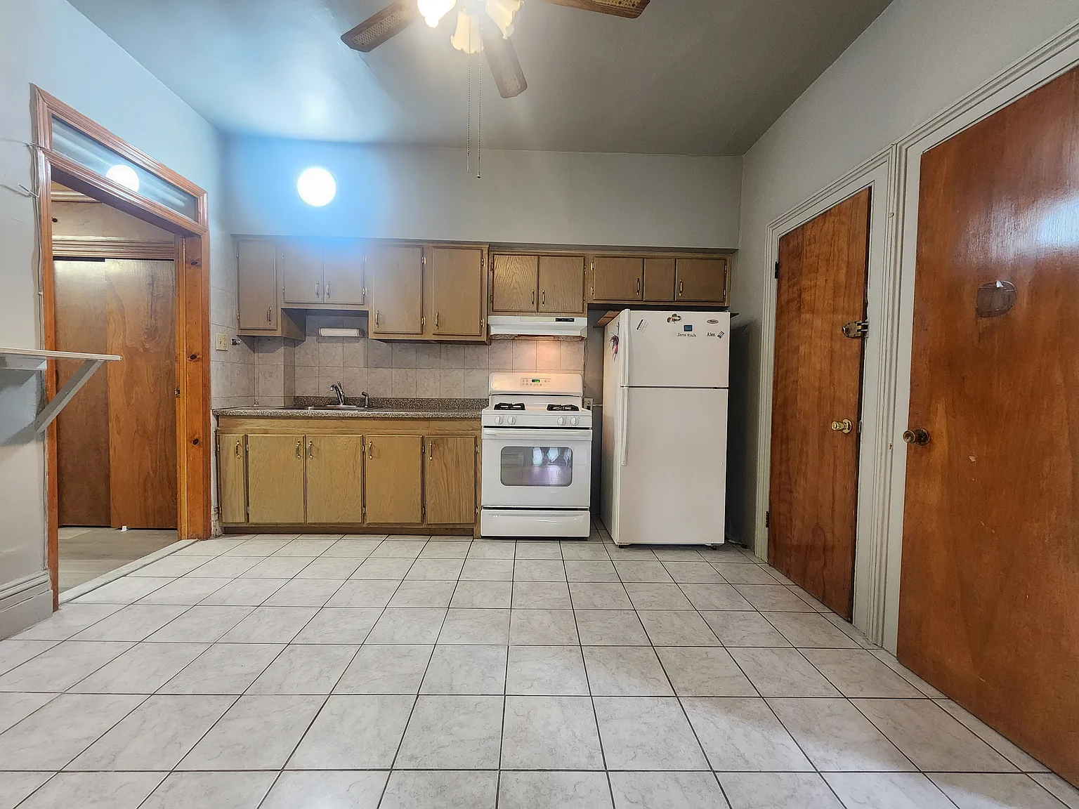 3 bed, 1000 sqft, $2,300 — Photo 3
