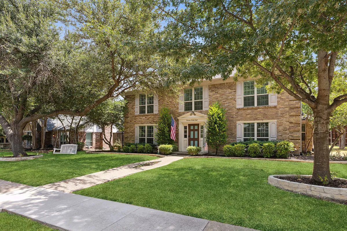 Photo 2 of 25 - 1428 Chatsworth Ln - Plano, TX Building Photo - 1428 Chatsworth Ln