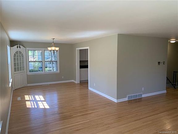 4th image of 1005 Fassifern Ct