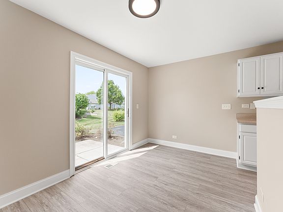 5th image of 684 Fieldcrest Dr Unit A