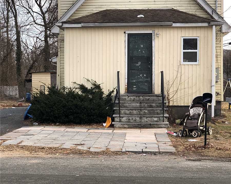 1st image of 17 Lake Dr