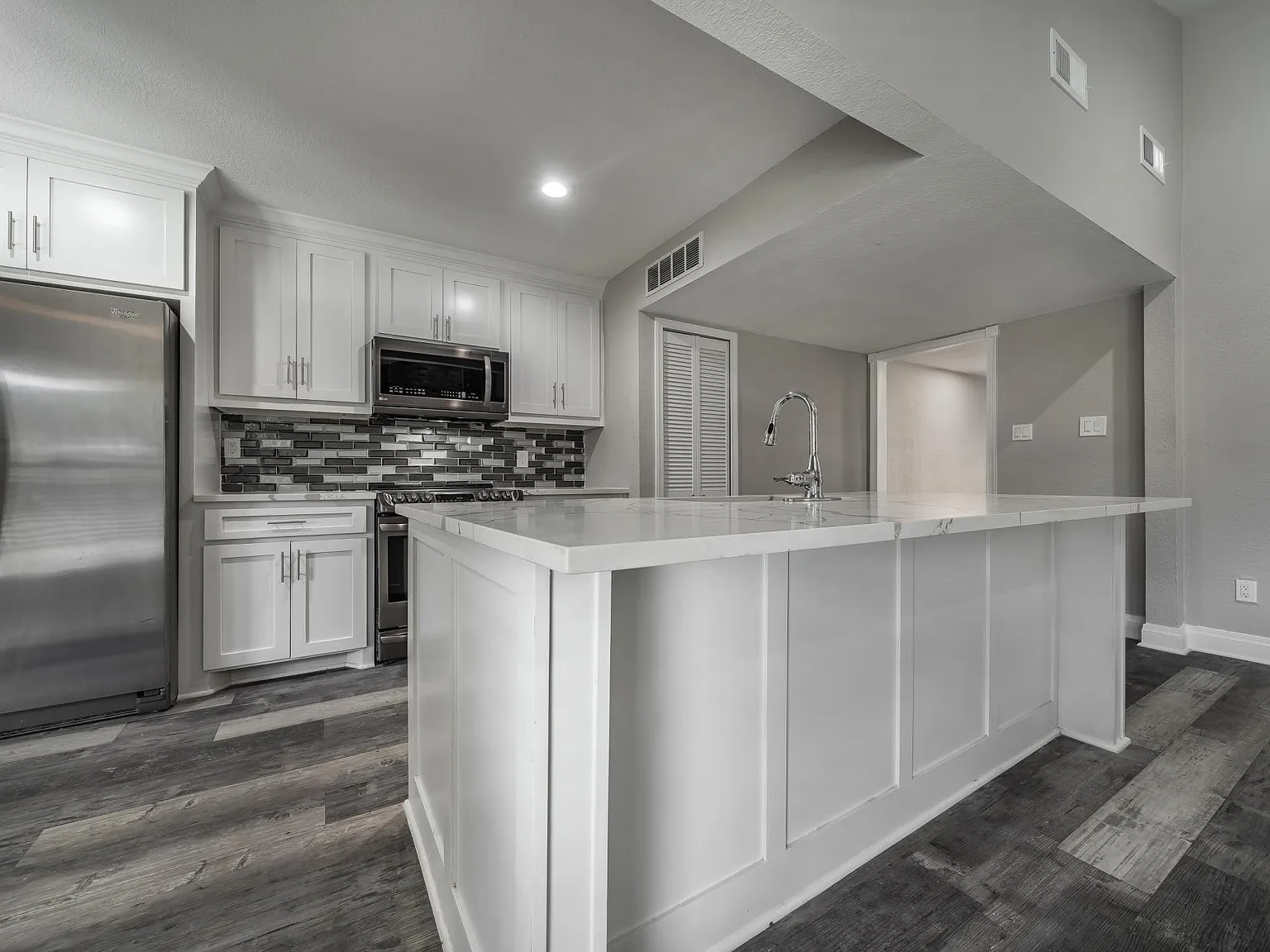 4 bed, 1975 sqft, $2,395 — Photo 3