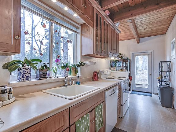 5th image of 210 Orem St