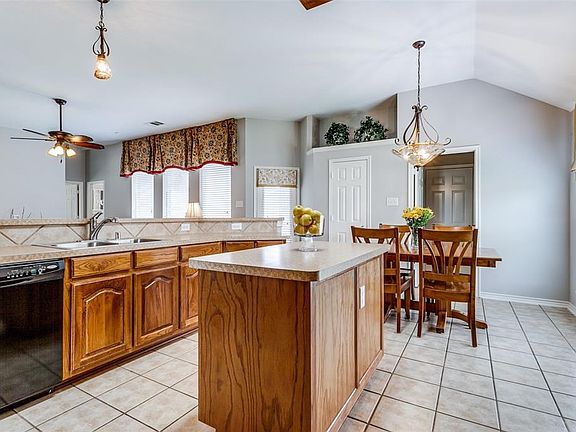 4th image of 1106 Camelot Dr