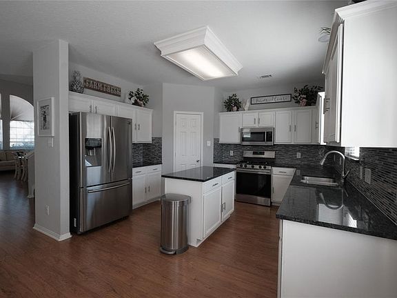 3rd image of 231 Spencer Lndg E