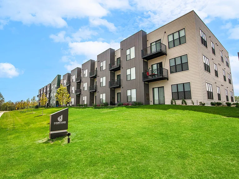 Courtyard at cobblestone Park — Photo 16