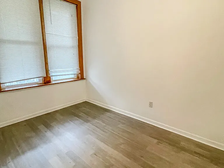 2152 W Division St #2R — Photo 5