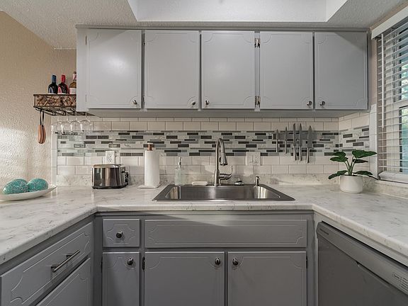 3rd image of 901 S Hacienda Dr