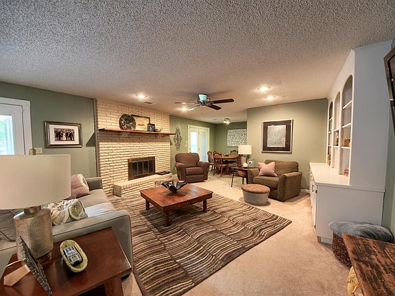 4th image of 2904 Camelot Dr