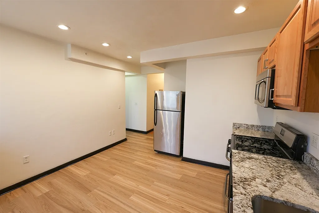 Building Photo - 100 Seaver St #15