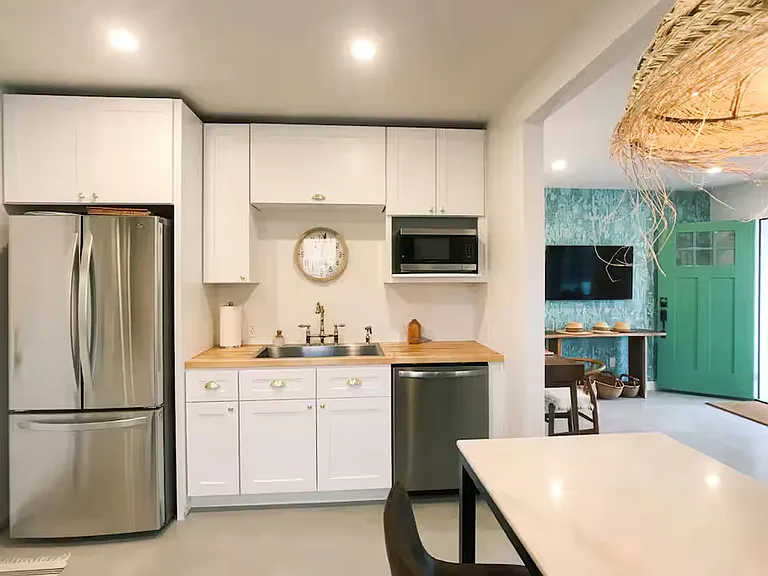 1402 E Roger Rd — Photo 10