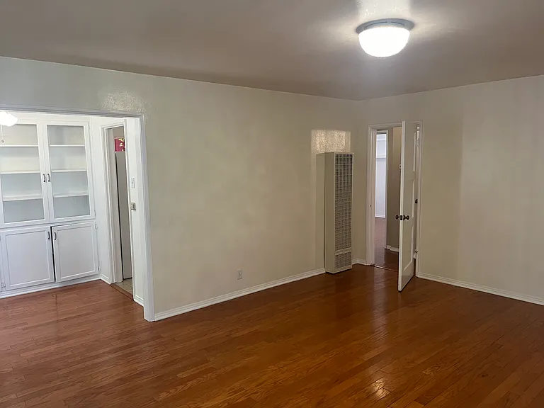 492 N Hollywood Way — Photo 3