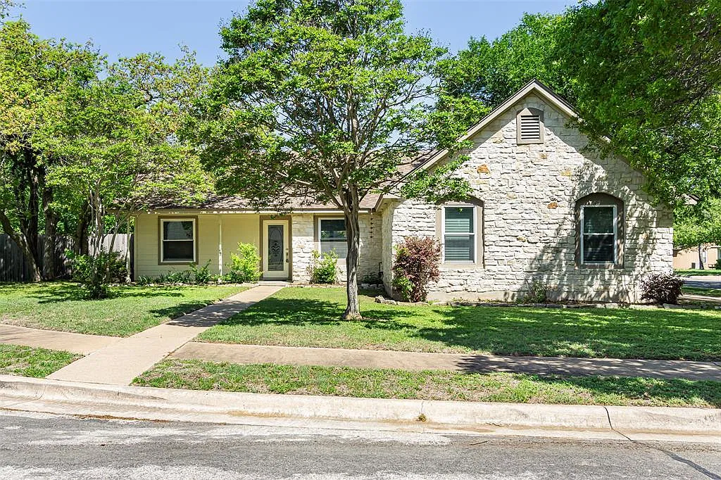 3 bed, 2.0 bath, 1672 sqft, $2,300 — Photo 1