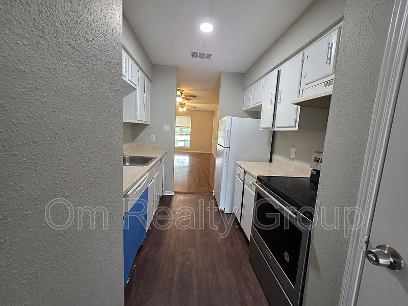 3 bed, 2.0 bath, 1248 sqft, $1,375 — Photo 2