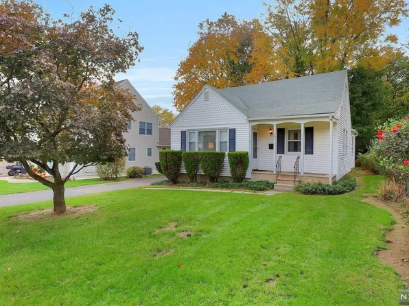 77 Eastview Ave, Mahwah, NJ 07430