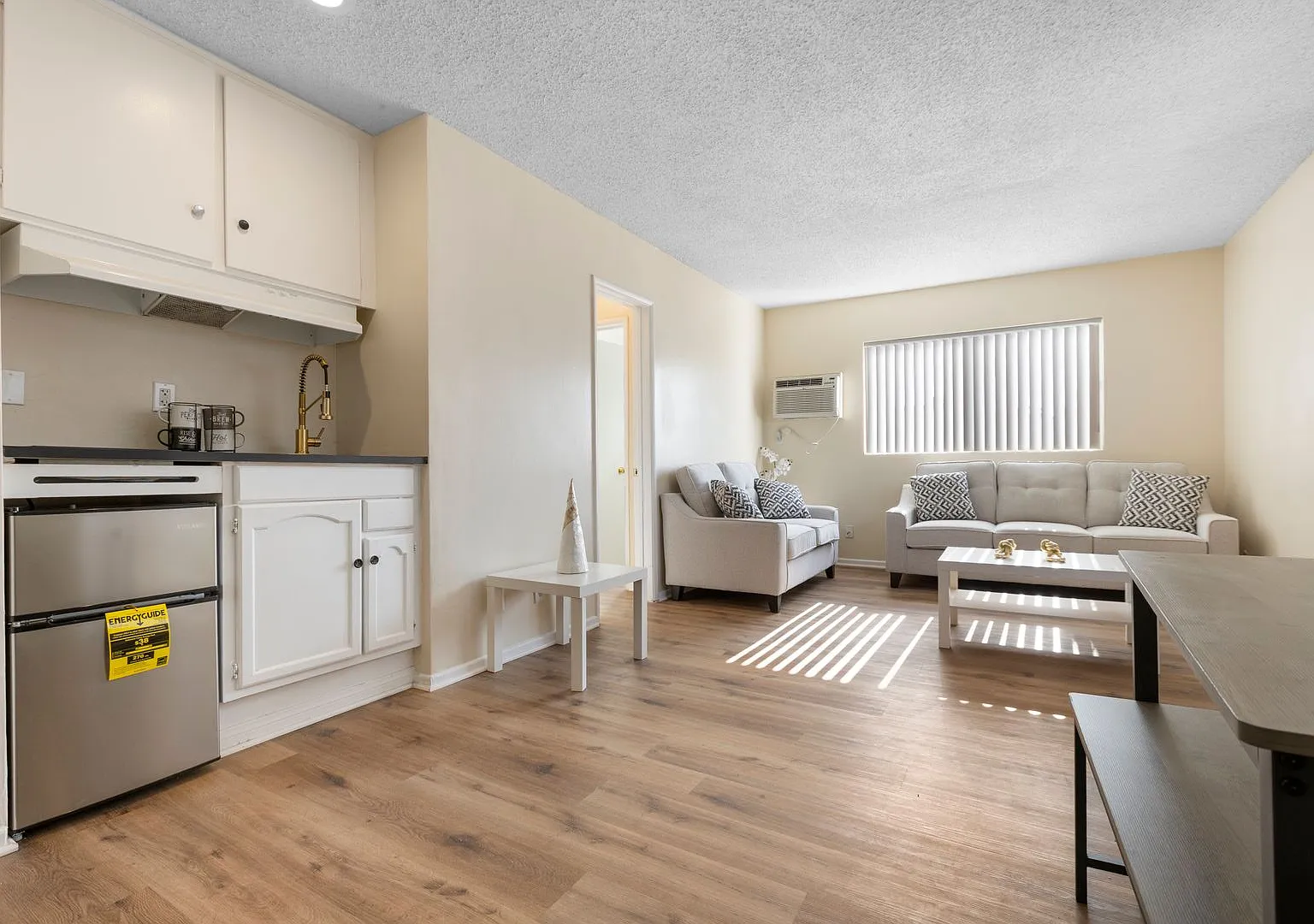 Spacious Studio Apartment - Noho Arts District — Photo 1