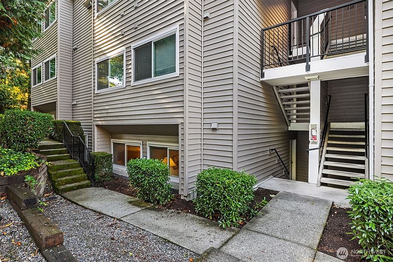 4th image of 12044 100th Avenue NE #H102