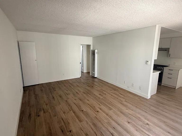 119 - 121 N Hillcrest Blvd — Photo 1