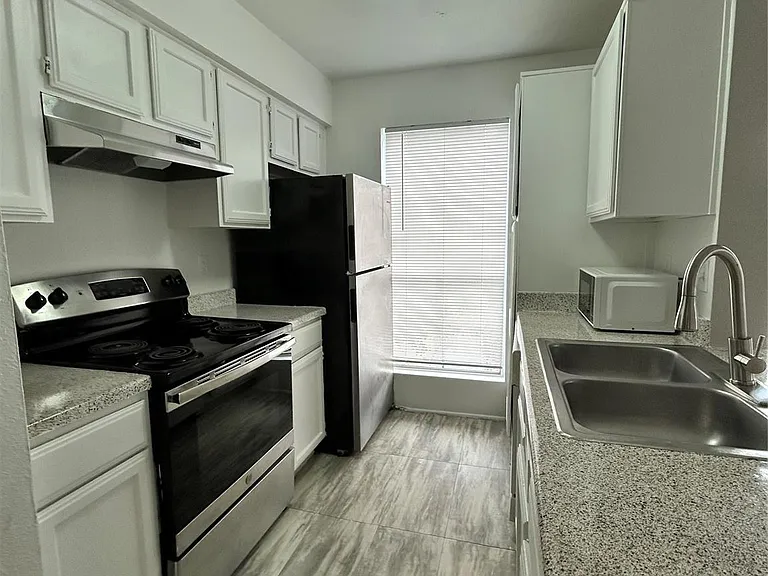 3900 Woodchase Dr #120 — Photo 5