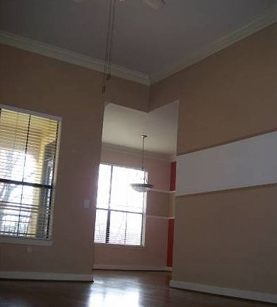 Living Area 12' Ceiling