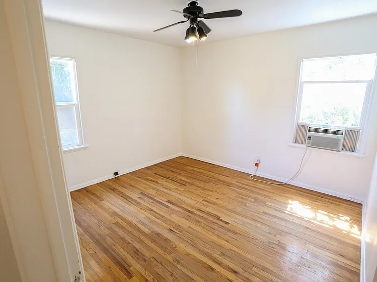 19422 Archwood St — Photo 34