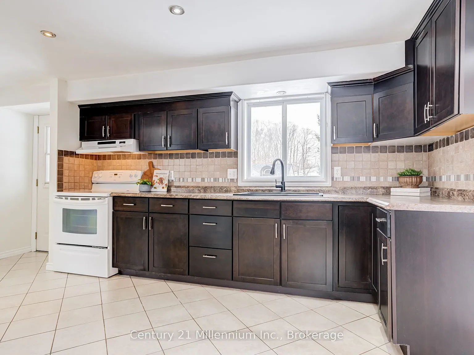 3 bed, $1,900 — Photo 2