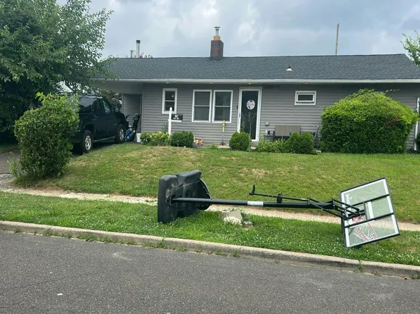 80 Buttonwood Ln, Levittown, PA 19054