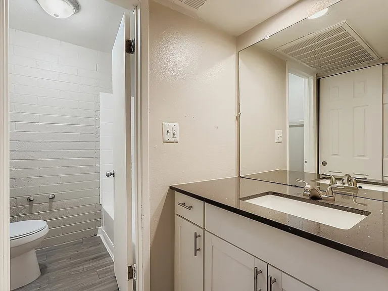 4728 N 15th St 129 - Web Quality - 011 - 15 Primary Bathroom