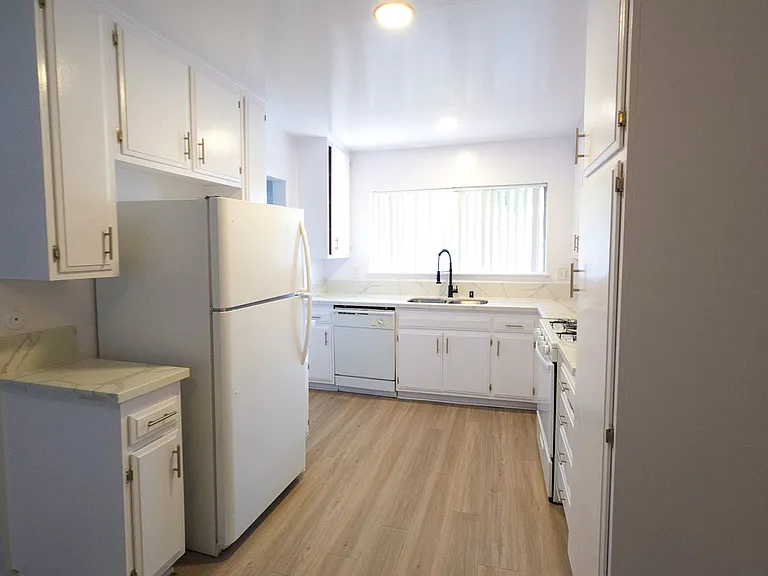 18400 Prairie Street — Photo 32