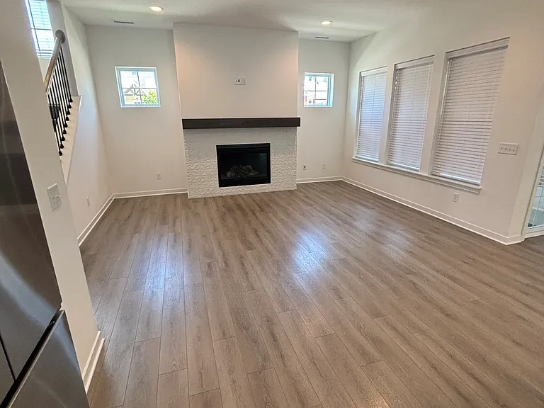 15109 Larchwood Dr — Photo 32
