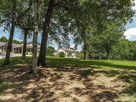 4th image of 1064 Sunset Dr