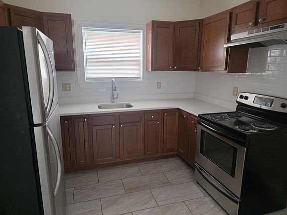 2nd image of 81 Ruthven St #1