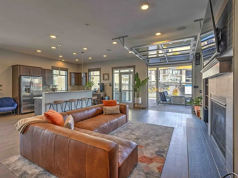 Clubhouse Lounge & Kitchen