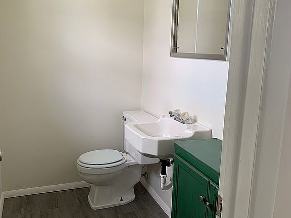 3rd image of 94 Essex Cir