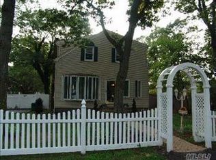 31 7th St, Holbrook, NY 11741