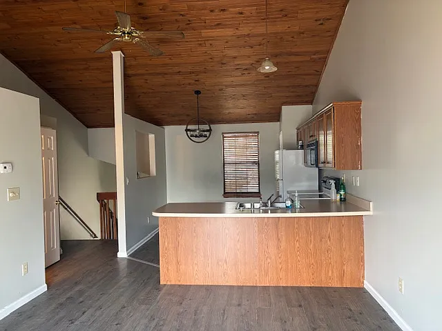 nice view showing room and vaulted ceilings